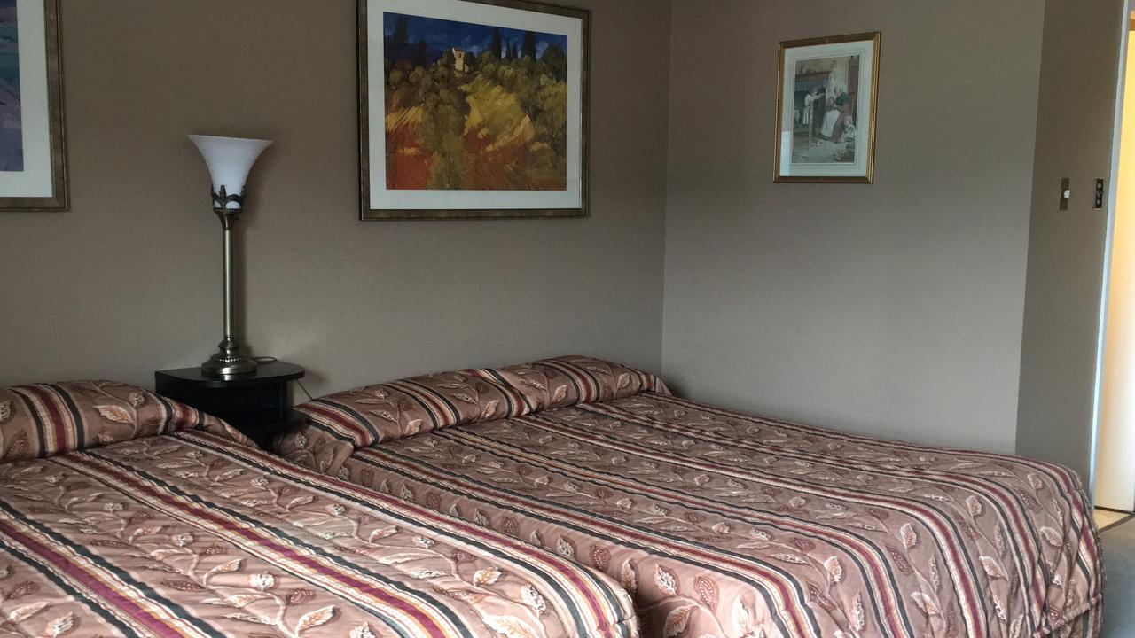 Merritt Desert Inn Екстериор снимка