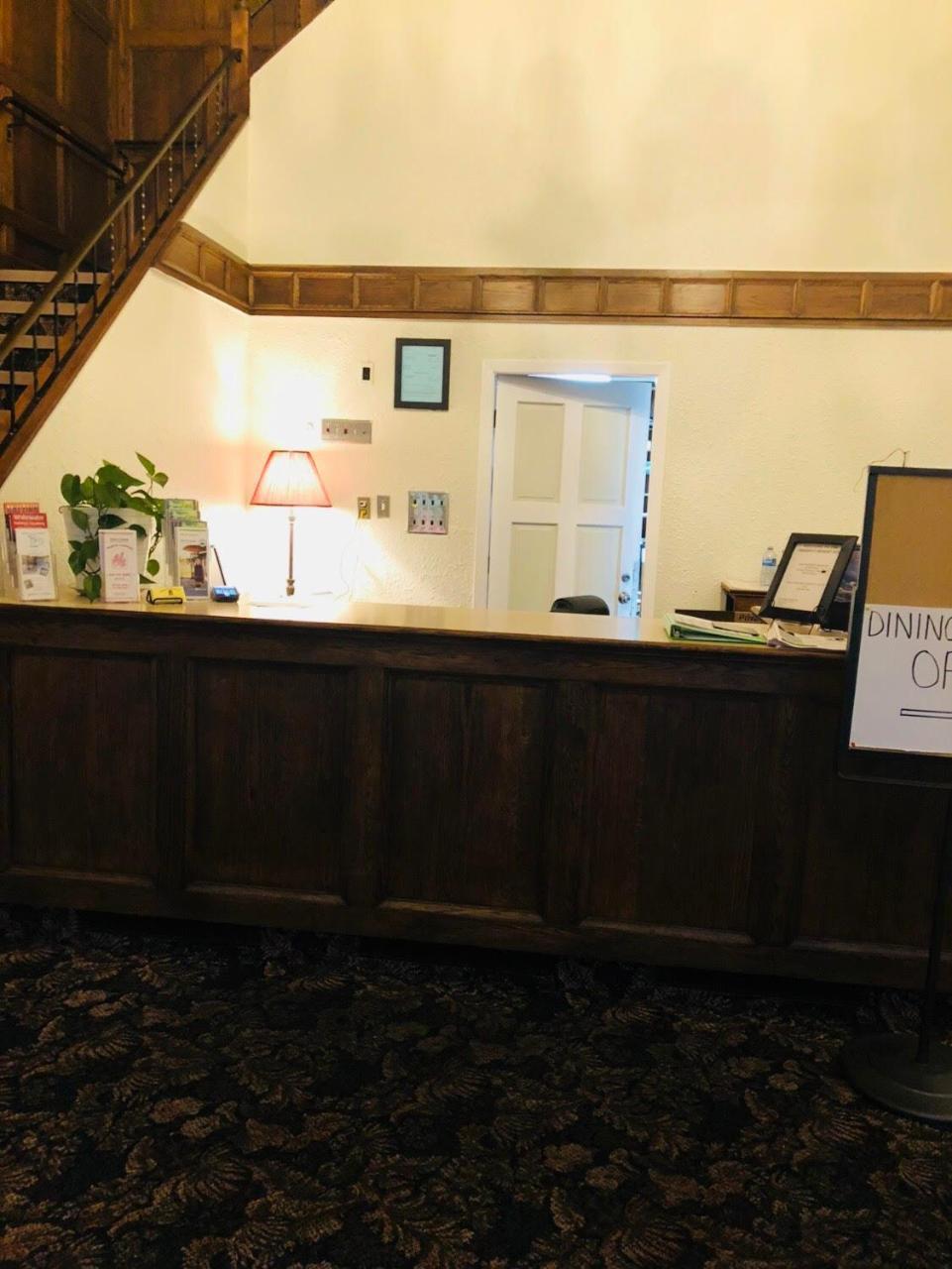 Merritt Desert Inn Екстериор снимка